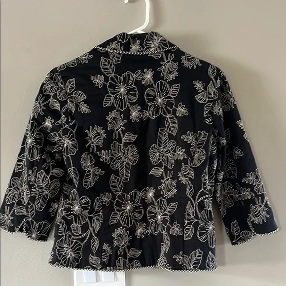 Elegant Black and White Floral Blazer - Picture 5 of 5